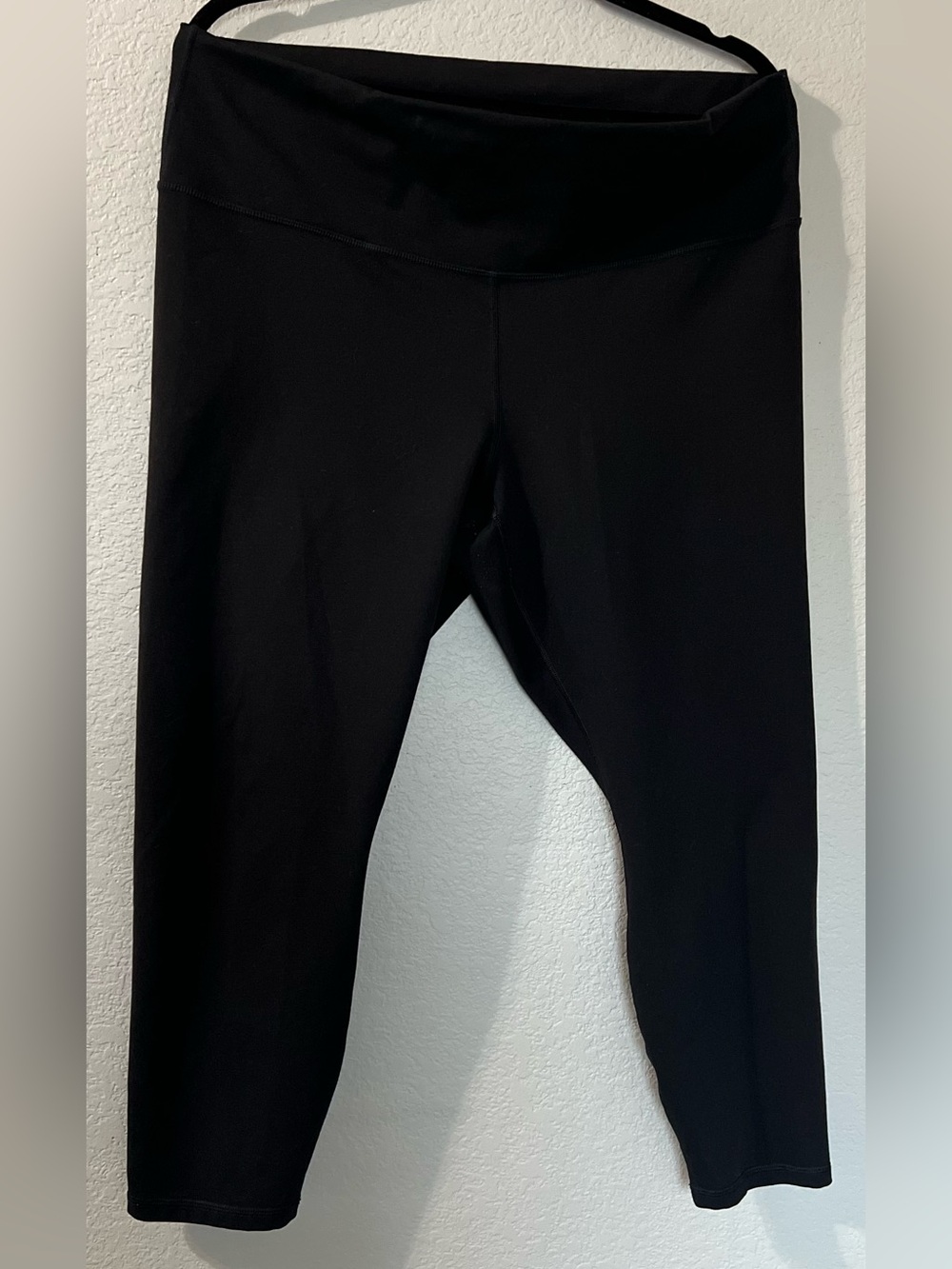 Fabletics PowerHold Capri Leggings Black HI Rise Compression Activewear Fits XL